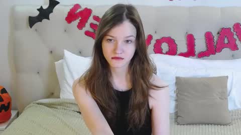 Snapshot of michelle_roux chatting on 25, 10, 2025 Michelle online show from 25, 10, 2025