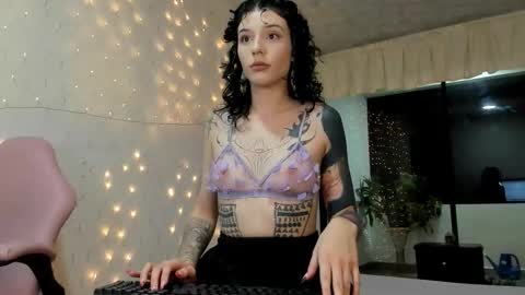 Michelle Ramirez online show from 28, 11, 2025