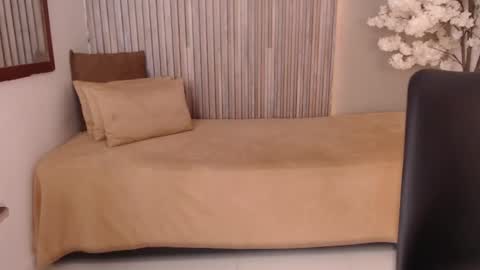 Snapshot of michellee_20 chatting on 9, 10, 2025 Michelle online show from 9, 10, 2025