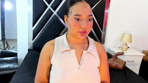 Snapshot of michellelewiss_ chatting on 20, 10, 2025 Michelle online show from 20, 10, 2025