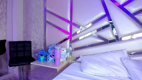 Snapshot of miia02 chatting on 11, 11, 2025 MIA 3 online show from 11, 11, 2025