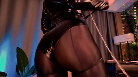 Snapshot of mika_moon_ chatting on 8, 1, 2025 mika_moon_ online show from 8, 1, 2025