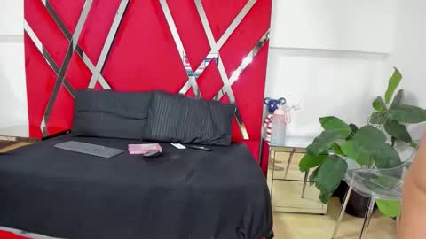 Snapshot of milanhtx2 chatting on 23, 10, 2025 milanx2 online show from 23, 10, 2025