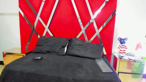 Snapshot of milanhtx2 chatting on 8, 11, 2025 milanx2 online show from 8, 11, 2025