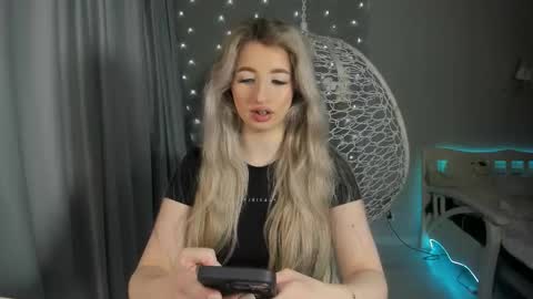 Snapshot of milky_waybaby chatting on 18, 10, 2025 Vivian online show from 18, 10, 2025