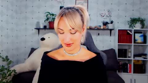 Snapshot of millaxqueen chatting on 11, 10, 2025 MillaXQueen online show from 11, 10, 2025