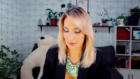 Snapshot of millaxqueen chatting on 18, 11, 2025 MillaXQueen online show from 18, 11, 2025