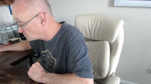 Snapshot of millenium0129 chatting on 8, 10, 2025 millenium0129 online show from 8, 10, 2025