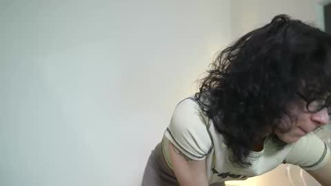 Snapshot of mimilicks chatting on 28, 10, 2025 IRIS online show from 28, 10, 2025