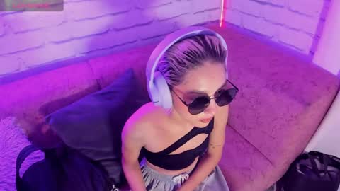 Minji online show from 5, 1, 2025