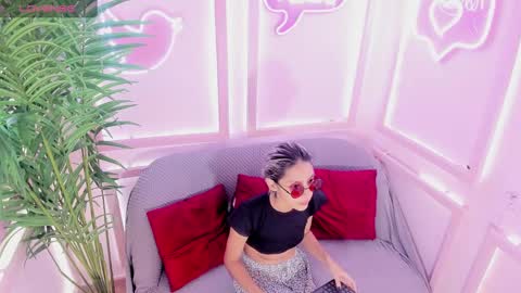 Minji online show from 8, 3, 2025