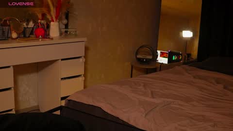 Snapshot of mindlure chatting on 7, 4, 2026 Emily online show from 7, 4, 2026