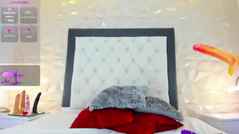 Snapshot of mirandafoxx chatting on 5, 3, 2025 Mirandas room online show from 5, 3, 2025