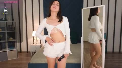 Snapshot of miravelle_ chatting on 20, 10, 2025 Mira dont forget to thumbs up me online show from 20, 10, 2025
