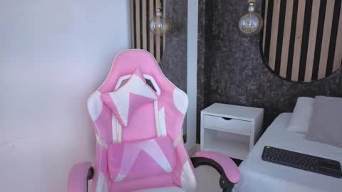 Snapshot of miss10_antonella chatting on 21, 11, 2025 Antonella online show from 21, 11, 2025