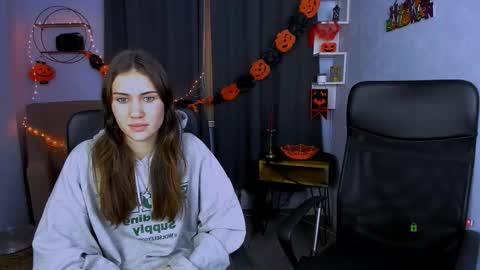 Snapshot of miss__ella chatting on 20, 10, 2025 miss__ella online show from 20, 10, 2025