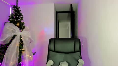 Snapshot of miss_myers chatting on 9, 1, 2025 Goddess Myers thumb up is important for me kisses online show from 9, 1, 2025