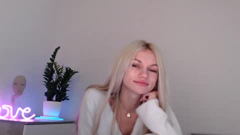 Snapshot of missemma1111 chatting on 7, 12, 2024 EMMA online show from 7, 12, 2024