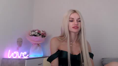 Snapshot of missemma1111 chatting on 24, 12, 2024 EMMA online show from 24, 12, 2024