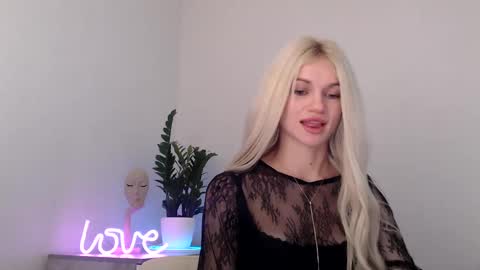 Snapshot of missemma1111 chatting on 4, 1, 2025 EMMA online show from 4, 1, 2025