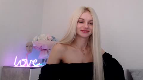 Snapshot of missemma1111 chatting on 8, 1, 2025 EMMA online show from 8, 1, 2025