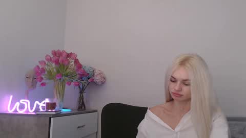 Snapshot of missemma1111 chatting on 28, 1, 2025 EMMA online show from 28, 1, 2025