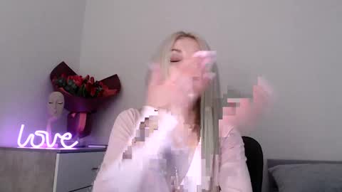 Snapshot of missemma1111 chatting on 5, 2, 2025 EMMA online show from 5, 2, 2025