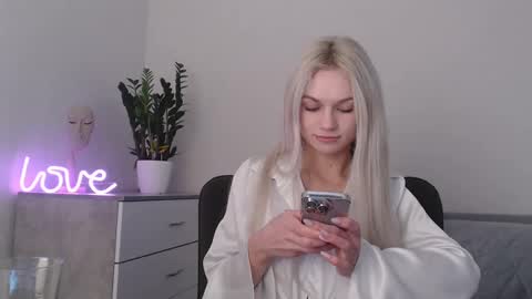 Snapshot of missemma1111 chatting on 12, 2, 2025 EMMA online show from 12, 2, 2025