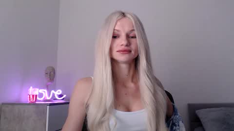 Snapshot of missemma1111 chatting on 17, 12, 2025 EMMA online show from 17, 12, 2025