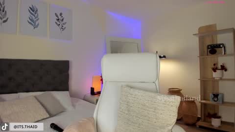 Fernanda Davila online show from 4, 2, 2025