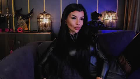Elenia online show from 2, 2, 2025