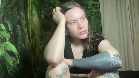 Snapshot of mo0n_goddess chatting on 14, 1, 2025 Misty online show from 14, 1, 2025