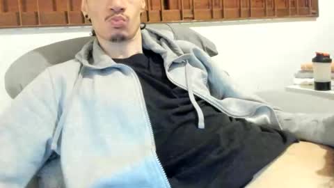 Snapshot of moderdelier chatting on 15, 10, 2025 DigBreed online show from 15, 10, 2025