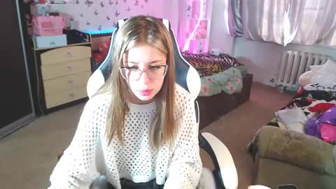 Molly Prvt is open online show from 6, 3, 2025
