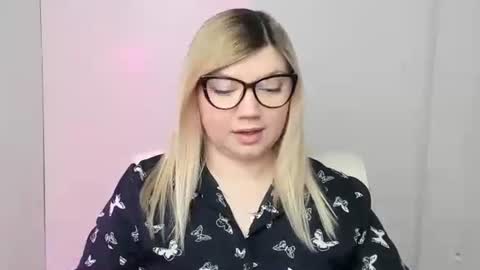 Snapshot of molly_moree chatting on 17, 10, 2025 Molly online show from 17, 10, 2025