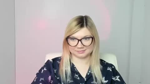 Snapshot of molly_moree chatting on 6, 11, 2025 Molly online show from 6, 11, 2025