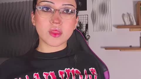 Snapshot of mollyghostly chatting on 21, 11, 2025 Please follow me and rate me a thumbs up online show from 21, 11, 2025