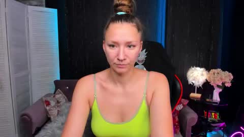 hi im Molly heregreat boobs big heart  warm pussy  online show from 18, 11, 2025