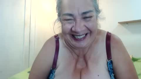 Snapshot of mom_is_wet chatting on 26, 12, 2024 nativa online show from 26, 12, 2024