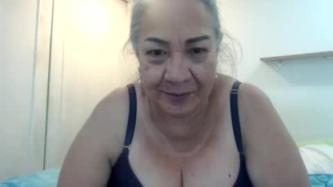 Snapshot of mom_is_wet chatting on 16, 2, 2025 nativa online show from 16, 2, 2025