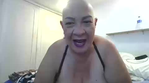 Snapshot of mom_is_wet chatting on 15, 10, 2025 nativa online show from 15, 10, 2025