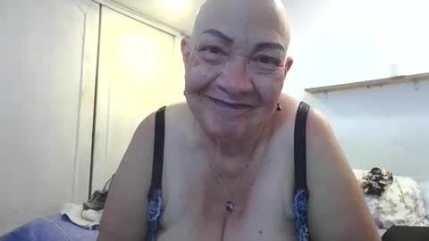 Snapshot of mom_is_wet chatting on 31, 10, 2025 nativa online show from 31, 10, 2025