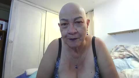 Snapshot of mom_is_wet chatting on 3, 11, 2025 nativa online show from 3, 11, 2025