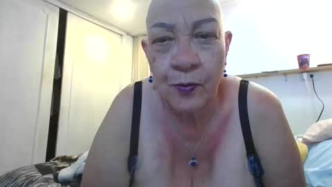 Snapshot of mom_is_wet chatting on 11, 11, 2025 nativa online show from 11, 11, 2025