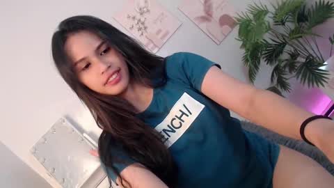 Snapshot of momi_khem019 chatting on 19, 10, 2025 MOMIKHEM online show from 19, 10, 2025