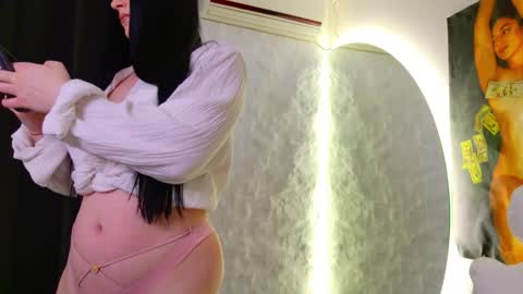 Snapshot of monique_a chatting on 24, 11, 2025 Ask me online show from 24, 11, 2025