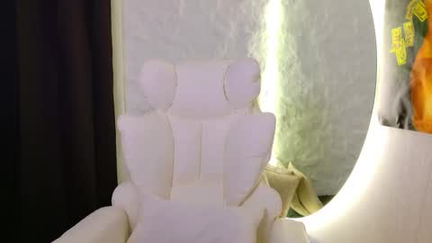 Snapshot of monique_a chatting on 25, 11, 2025 Ask me online show from 25, 11, 2025