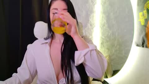 Snapshot of monique_a chatting on 26, 11, 2025 Ask me online show from 26, 11, 2025