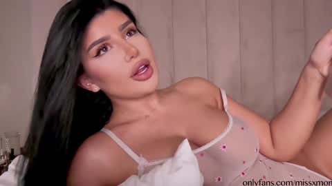 Snapshot of moniqueeass chatting on 2, 11, 2025 Alessia online show from 2, 11, 2025