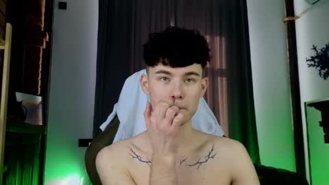 Snapshot of moon_gloww chatting on 19, 2, 2026 moon_gloww online show from 19, 2, 2026